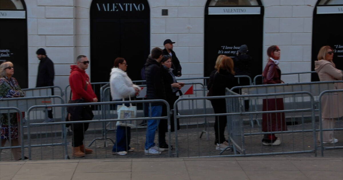 Decine di persone in coda per l’ultimo saluto a Valentino: fiori e folla fuori dalla camera ardente – Video