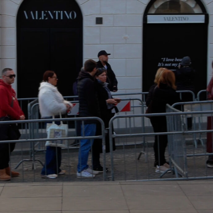 Decine di persone in coda per l’ultimo saluto a Valentino: fiori e folla fuori dalla camera ardente – Video