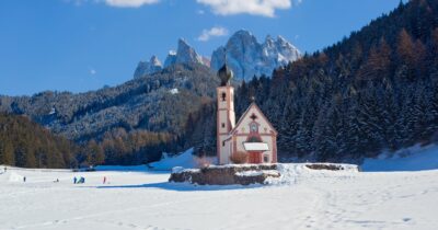 Copertina di “Siamo stufi, abbiamo comitive di cinesi e giapponesi che invadono la valle. Non lasciano nulla se non i loro rifiuti”: arrivano le sbarre anti-selfie in Val di Funes