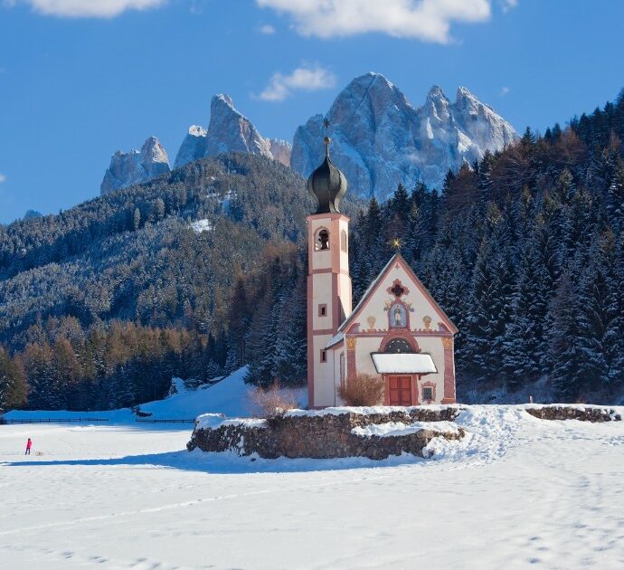 “Siamo stufi, abbiamo comitive di cinesi e giapponesi che invadono la valle. Non lasciano nulla se non i loro rifiuti”: arrivano le sbarre anti-selfie in Val di Funes