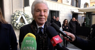 Copertina di Giancarlo Giammetti ricorda Valentino: “Ci siamo sempre intesi perfettamente su cosa fare. Si è spento nel sonno, non ha sofferto”