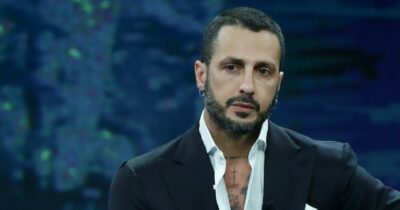 Copertina di Corona allude ai figli di Berlusconi. E Mediaset gli dichiara guerra totale