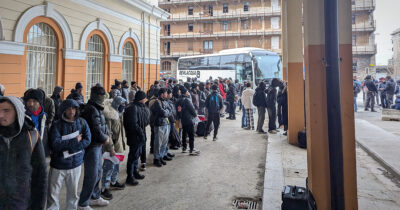 Copertina di Migranti, ennesimo sgombero a Trieste: trasferiti in cento, ma altrettanti restano senza accoglienza al freddo