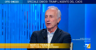 Copertina di Travaglio a La7: “Trump ci sta sbattendo in faccia quello che gli Usa fanno da 20 anni”. Frecciata a Macron