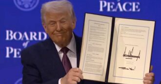 Copertina di Trump firma il Board of peace: “Tutti ne vogliono far parte”. Sul palco con lui anche Milei e Orbán