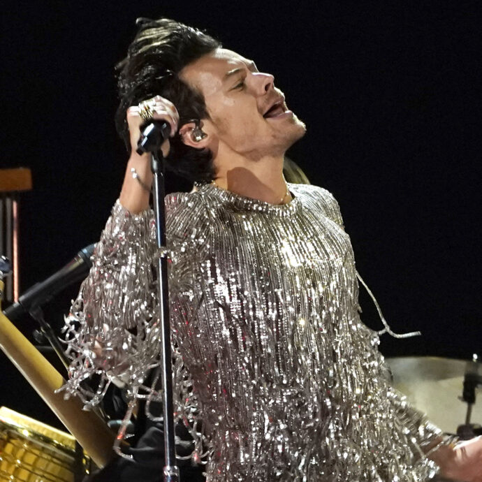 Harry Styles dà una sberla di cinque minuti con “Aperture” e ricorda quando Papa Leone è stato eletto: “Mi stavo tagliando i capelli e sono corso in Vaticano”