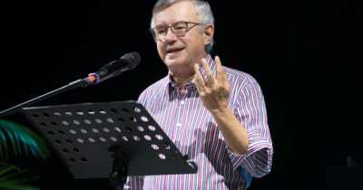 Copertina di “Censura social a Barbero sul referendum, il governo cosa intende fare?”: l’interrogazione a Meloni. Ecco perché le regole di Meta non valgono per i politici