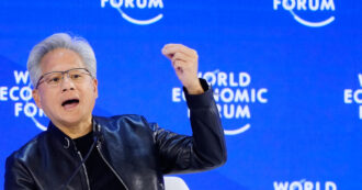 Copertina di Il messaggio di Jensen Huang a Davos è chiaro: l’intelligenza artificiale non va temuta, ma ‘abitata’