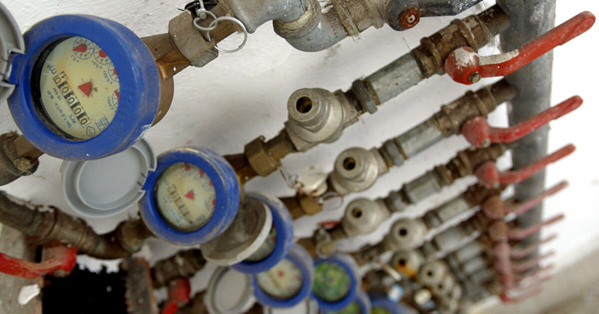 Agrigento, il contatore idrico registra più consumi e le bollette del condominio raddoppiano. L’appello: “Ora sostituiteli tutti”