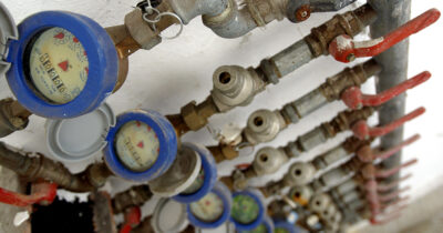 Copertina di Agrigento, il contatore idrico registra più consumi e le bollette del condominio raddoppiano. L’appello: “Ora sostituiteli tutti”