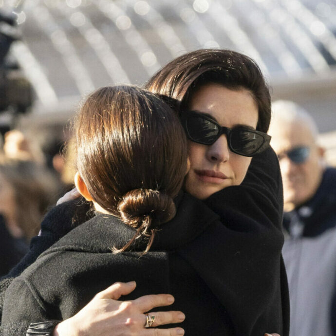 Da Anne Hathaway a Anna Wintour e Donatella Versace: l’addio della moda a Valentino. Le immagini dei vip presenti al funerale – VIDEO