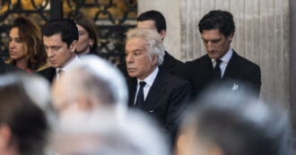 Copertina di “Sarai per sempre vicino a me”: il discorso di Giancarlo Giammetti al funerale di Valentino. E Bruce Hoeksema: “In molti ti hanno amato, ma ciò che condividevamo era solo nostro”