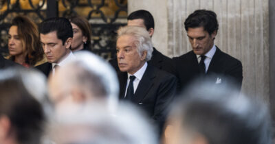 Copertina di “Sarai per sempre vicino a me”: il discorso di Giancarlo Giammetti al funerale di Valentino. E Bruce Hoeksema: “In molti ti hanno amato, ma ciò che condividevamo era solo nostro”