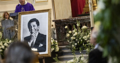 Copertina di I funerali di Valentino: le rose bianche, la musica classica e il lungo abbraccio tra Anne Hathaway e i familiari. Giammetti: “Grazie per avermi insegnato la bellezza”