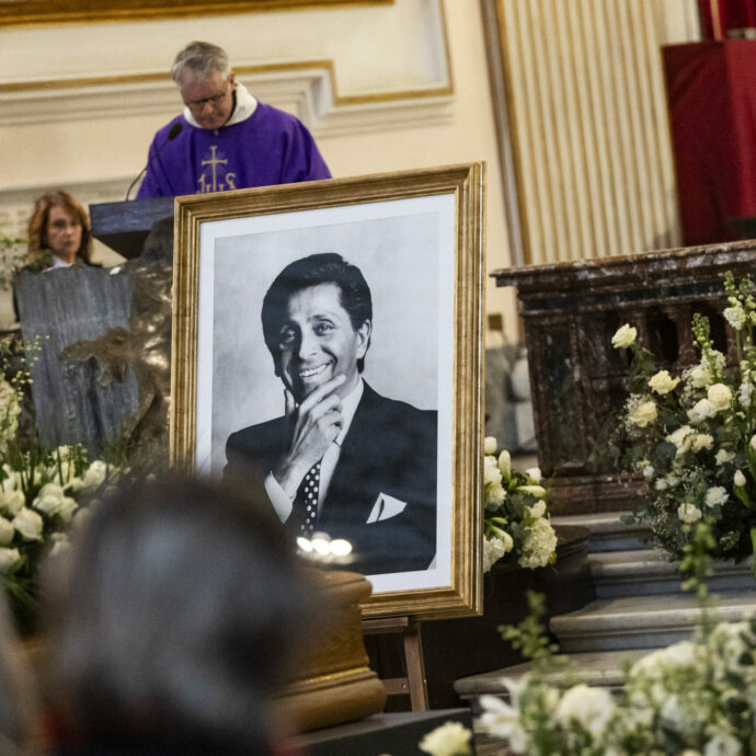 I funerali di Valentino Garavani in diretta: il feretro arrivato in chiesa sulle note di Mozart, lungo abbraccio tra Anne Hathaway e i familiari dello stilista