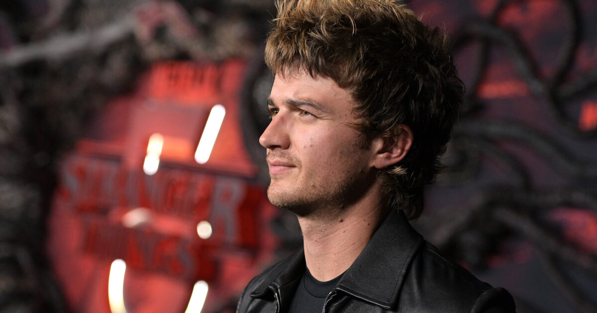 Dal lavoro come cameriere al Sottosopra di “Stranger Things”, fino alla vetta di Billboard: chi è Joe Keery, l’attore che ha scalzato Taylor Swift con “End of Beginning”