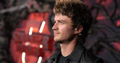 Copertina di Dal lavoro come cameriere al Sottosopra di “Stranger Things”, fino alla vetta di Billboard: chi è Joe Keery, l’attore che ha scalzato Taylor Swift con “End of Beginning”