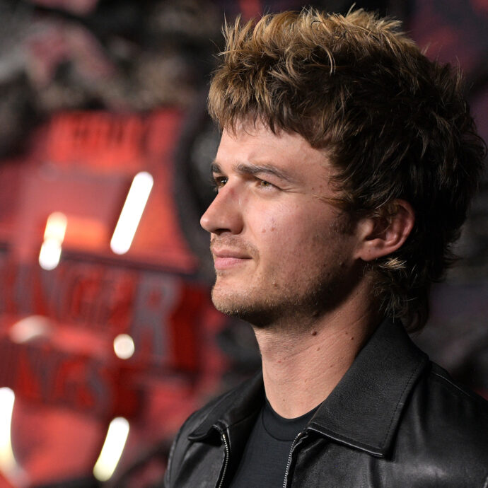Dal lavoro come cameriere al Sottosopra di “Stranger Things”, fino alla vetta di Billboard: chi è Joe Keery, l’attore che ha scalzato Taylor Swift con “End of Beginning”