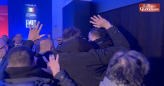 Copertina di “Ladra, dimettiti”. La ministra Santanché contestata all’apertura del forum sul turismo