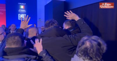 Copertina di “Ladra, dimettiti”. La ministra Santanché contestata all’apertura del forum sul turismo