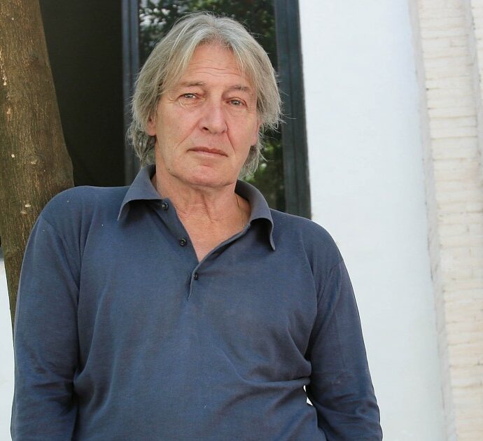 Addio a Carlo Cecchi, maestro del teatro italiano e funambolo della scena: l’attore e regista morto a 87 anni