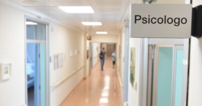 Copertina di Supporto psicologico per i pazienti oncologici, in Italia solo il 20% delle strutture ha personale formato. E le Regioni vanno in ordine sparso