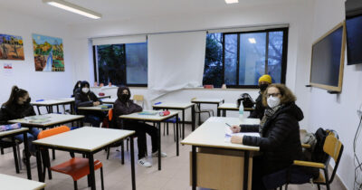 Copertina di Scuola, centinaia di studenti al freddo (come ogni anno) ma la politica li ignora. E il governo non vuole saperne: “Colpa degli enti locali”