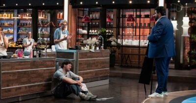 Copertina di “Sbrigati, vai a prendere le zoccolette”: il cuoco amatoriale lascia senza parole i tre giudici di Masterchef. Prove ed eliminati dell’ultima puntata