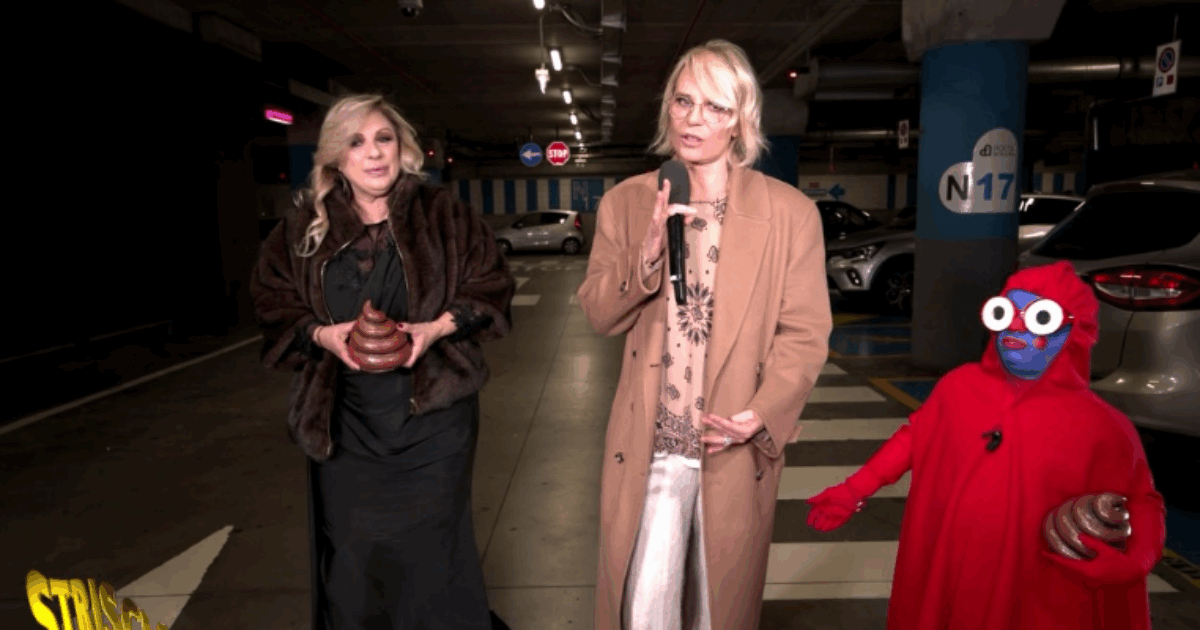 Maria De Filippi consegna le me*dine a “Striscia la notizia”. La conduttrice ai due ragazzi che avevano occupato il posto per disabili senza permesso: “Avete fatto una figura…”