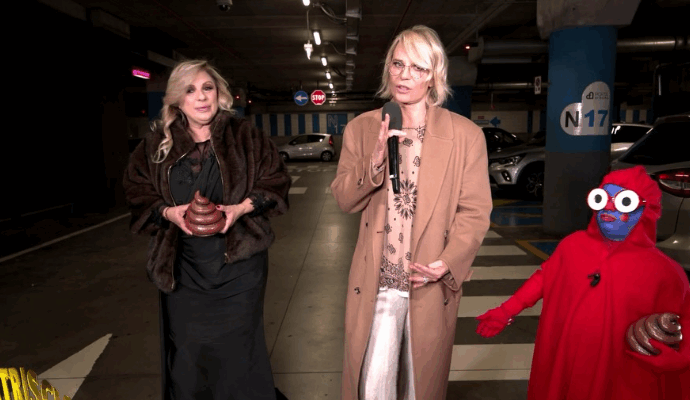 Maria De Filippi consegna le me*dine a “Striscia la notizia”. La conduttrice ai due ragazzi che avevano occupato il posto per disabili senza permesso: “Avete fatto una figura…”