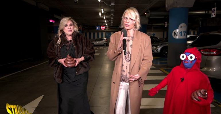 maria de filippi consegna le medine a striscia la notizia la conduttrice ai due ragazzi che avevano occupato il posto per disabili senza permesso avete fatto una figura8230 da Ilfattoquotidiano.it maria de filippi consegna le medine a striscia la notizia la conduttrice ai due ragazzi che avevano occupato il posto per disabili senza permesso avete fatto una figura8230