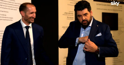 Copertina di Masterchef, la sofferenza di Cannavacciuolo: visita il museo dello Juventus Stadium con Chiellini e tira fuori il santino di Maradona – Video
