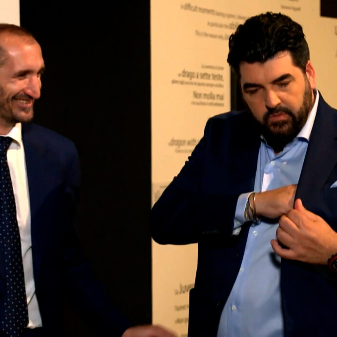 Masterchef, la sofferenza di Cannavacciuolo: visita il museo dello Juventus Stadium con Chiellini e tira fuori il santino di Maradona – Video