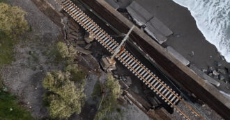 Copertina di Rotaie sospese nel vuoto tra Messina e Catania: così il ciclone Harry ha distrutto la linea ferroviaria – Le impressionanti immagini dall’alto