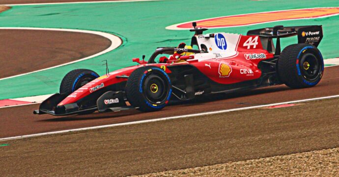 “Il cambiamento più importante della mia carriera, una sfida enorme”: Hamilton racconta le emozioni della nuova Ferrari S-26