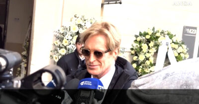 Copertina di “Le ultime parole che ci siamo detti? Ti amo”: Vernon Bruce Hoeksema commosso alla camera ardente di Valentino