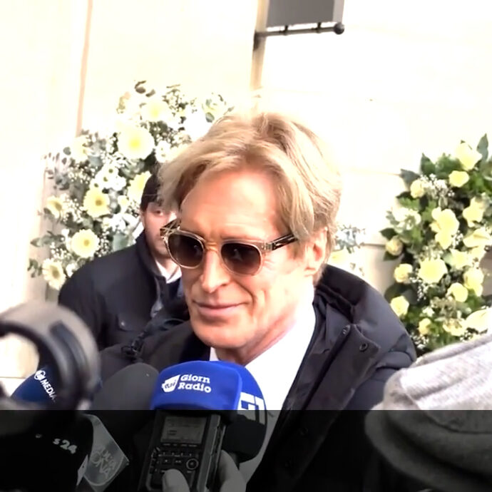 “Le ultime parole che ci siamo detti? Ti amo”: Vernon Bruce Hoeksema commosso alla camera ardente di Valentino