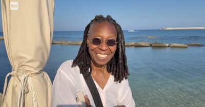 Copertina di “Con ‘Un posto al sole’ ho riscoperto la passione di recitare. Le donne? Devono ancora sbattersi troppo, sembrano criceti sulla ruota”: Whoopi Goldber nel cast della soap di Rai3