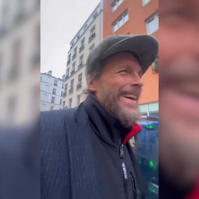 “Otto ore di fila per sentire in cuffia un pezzo, non avrei mai pensato di farmele”: Jovanotti e la figlia Teresa in coda a Parigi per Harry Styles