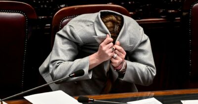 Copertina di Meme, gli autori in sciopero “I politici ci rubano il lavoro”