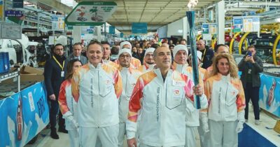 Copertina di Milano-Cortina, Stellantis,  Eni e le altre:  il corteo dei tedofori fa l’inchino agli sponsor della fiamma olimpica