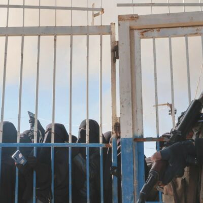 Copertina di Ai curdi ancora una volta restano solo le montagne