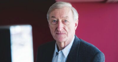 Copertina di Julian Barnes ci lascia soli con queste ‘’Partenze’’: la recensione del suo ultimo romanzo