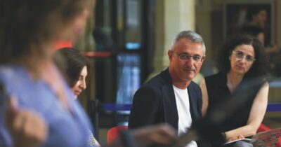 Copertina di ‘’Siamo tutti addestrati alla fragilità dell’esistenza’’: torna il romanzo d’esordio di Eshkol Nevo, ‘’Nostalgia’’