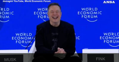 Copertina di “Il board è peace o piece?”: Elon Musk a Davos prende in giro Trump e ironizza su Groenlandia e Venezuela – Video