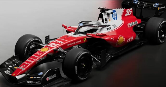 Nuova Ferrari, la presentazione della F-26: è la speranza nella nuova era in F1. Hamilton: “Il più grande cambiamento della mia carriera” | Le foto