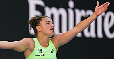 Copertina di Il malessere e l’arrivo del dottore: “Sento il cibo qui, non riesco a muovermi”. Poi la rinascita e il crollo al tie-break: Paolini saluta gli Australian Open