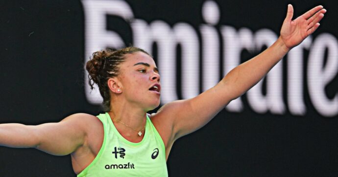 Il malessere e l’arrivo del dottore: “Sento il cibo qui, non riesco a muovermi”. Poi la rinascita e il crollo al tie-break: Paolini saluta gli Australian Open