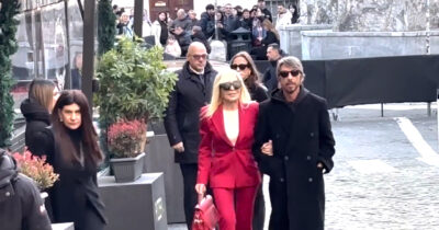 Copertina di Donatella Versace in rosso per omaggiare Valentino: “Era divertente e pensava molto agli altri. Un genio”