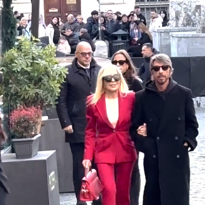Donatella Versace in rosso per omaggiare Valentino: “Era divertente e pensava molto agli altri. Un genio”